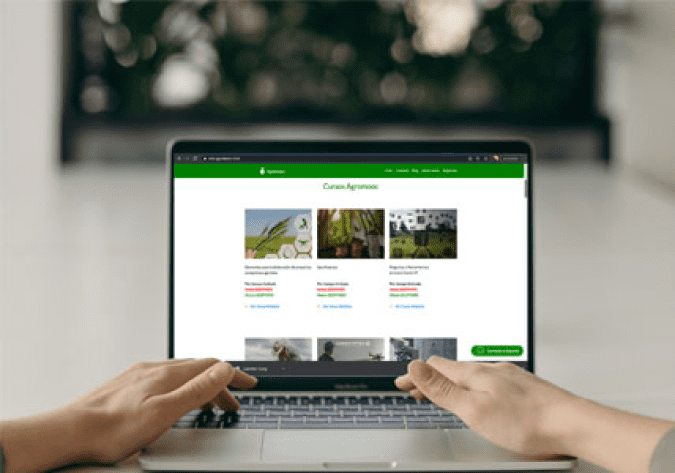 laptop con la web de agromooc abierta